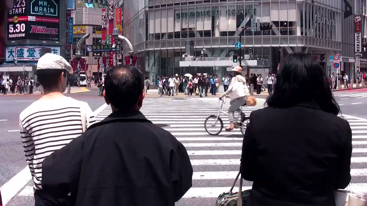 A busy Tokyo street crossing